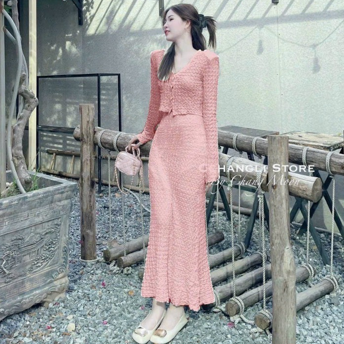 Sét váy áo croptop tay dài mix chân váy suông dài với tone màu tiêu thư dành cho các nàng đi chơi xinh