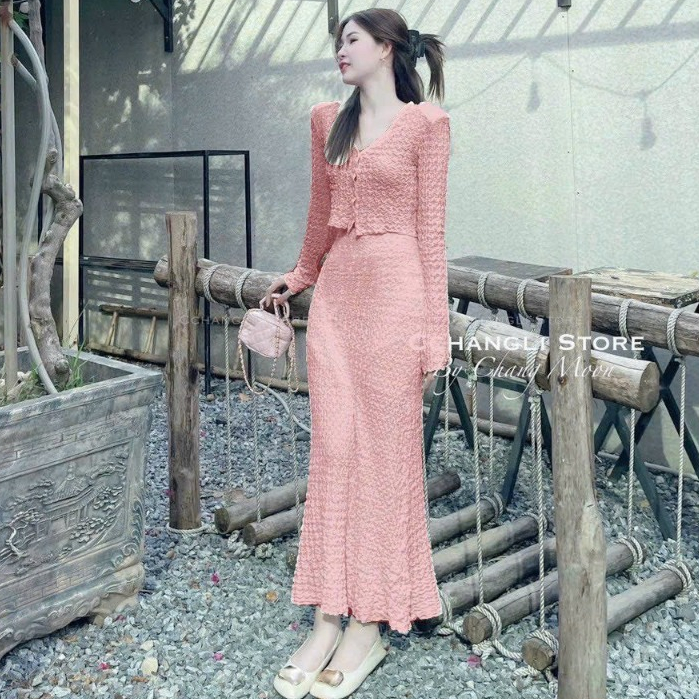 Sét váy áo croptop tay dài mix chân váy suông dài với tone màu tiêu thư dành cho các nàng đi chơi xinh