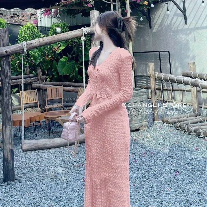 Sét váy áo croptop tay dài mix chân váy suông dài với tone màu tiêu thư dành cho các nàng đi chơi xinh