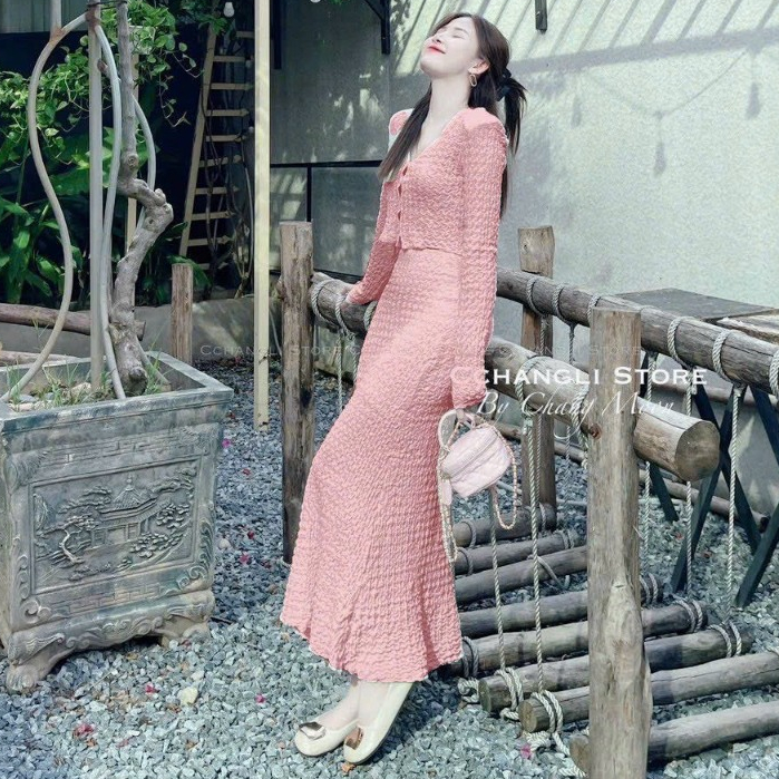 Sét váy áo croptop tay dài mix chân váy suông dài với tone màu tiêu thư dành cho các nàng đi chơi xinh