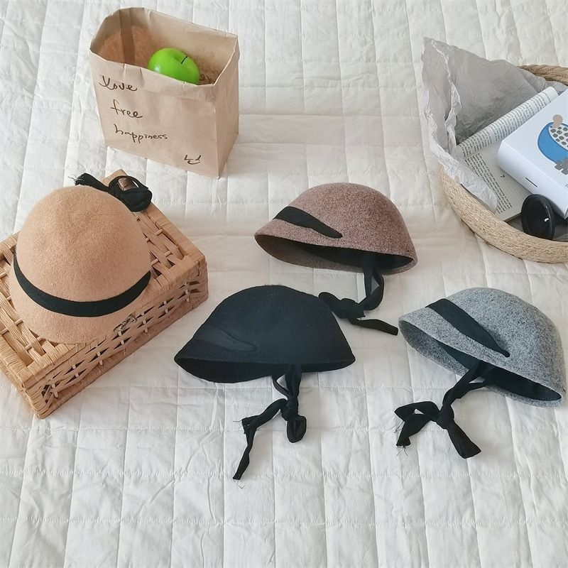 Nón dạ lưỡi trai ngắn kèm dây quai buộc cho bé