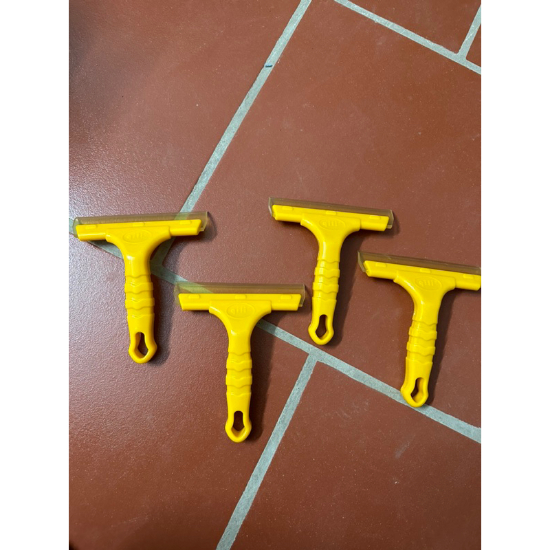 Gạt nước vệ sinh cửa kính ,gạt dán decal , gạt kính xe hơi..