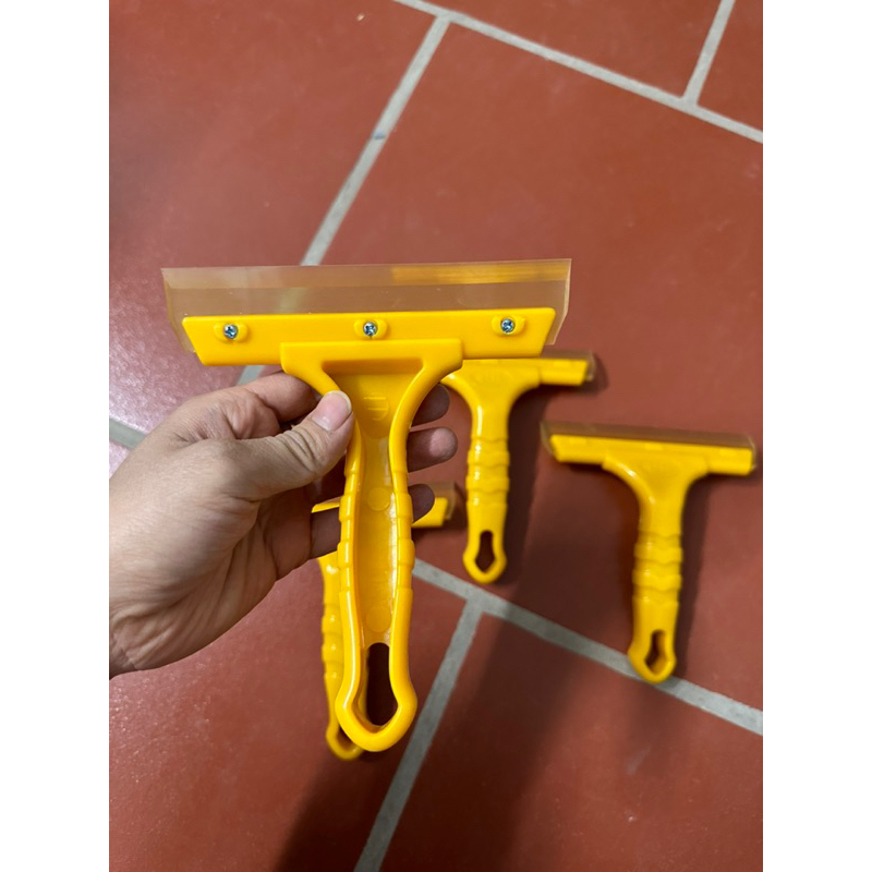 Gạt nước vệ sinh cửa kính ,gạt dán decal , gạt kính xe hơi..
