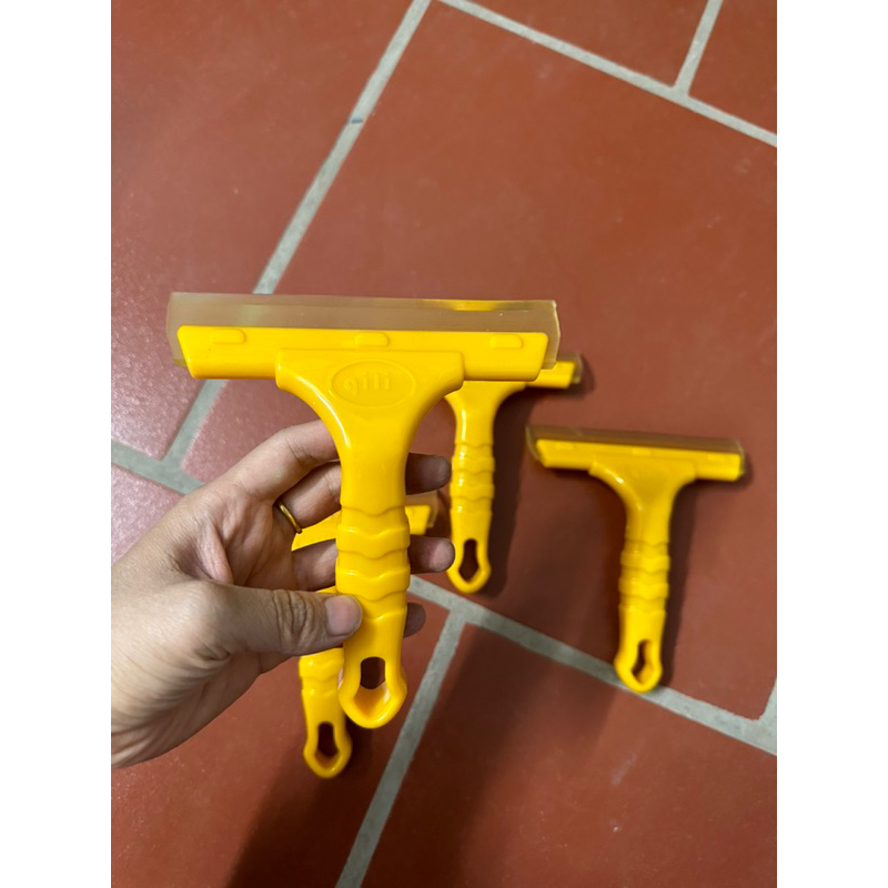 Gạt nước vệ sinh cửa kính ,gạt dán decal , gạt kính xe hơi..