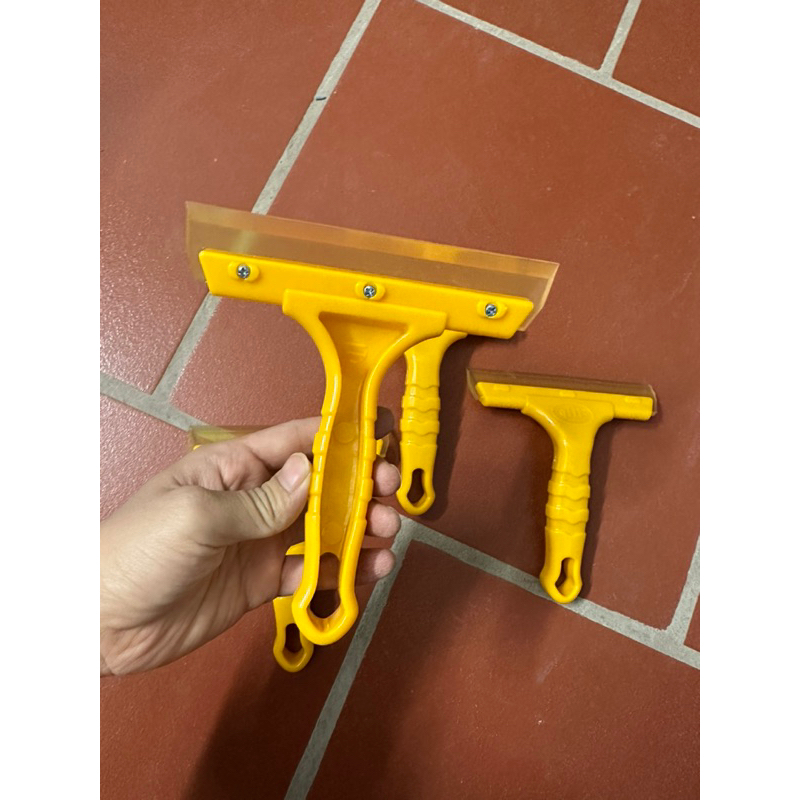 Gạt nước vệ sinh cửa kính ,gạt dán decal , gạt kính xe hơi..