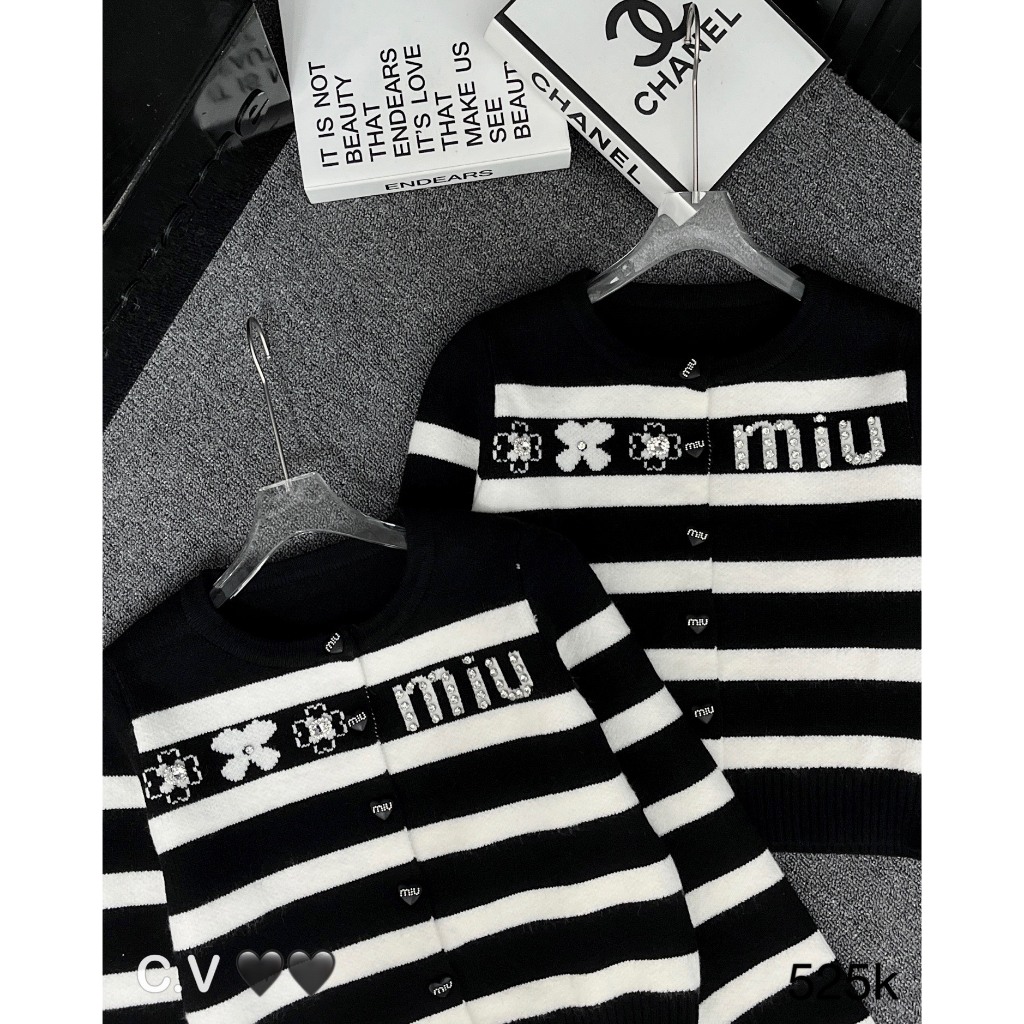 Áo len Miu kẻ đen trắng thêu chữ hàng QCL1