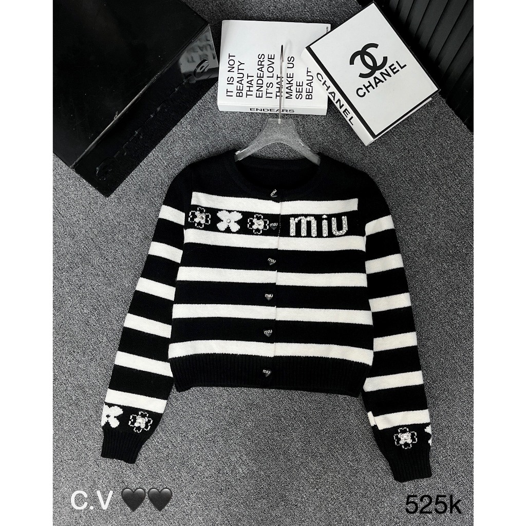 Áo len Miu kẻ đen trắng thêu chữ hàng QCL1