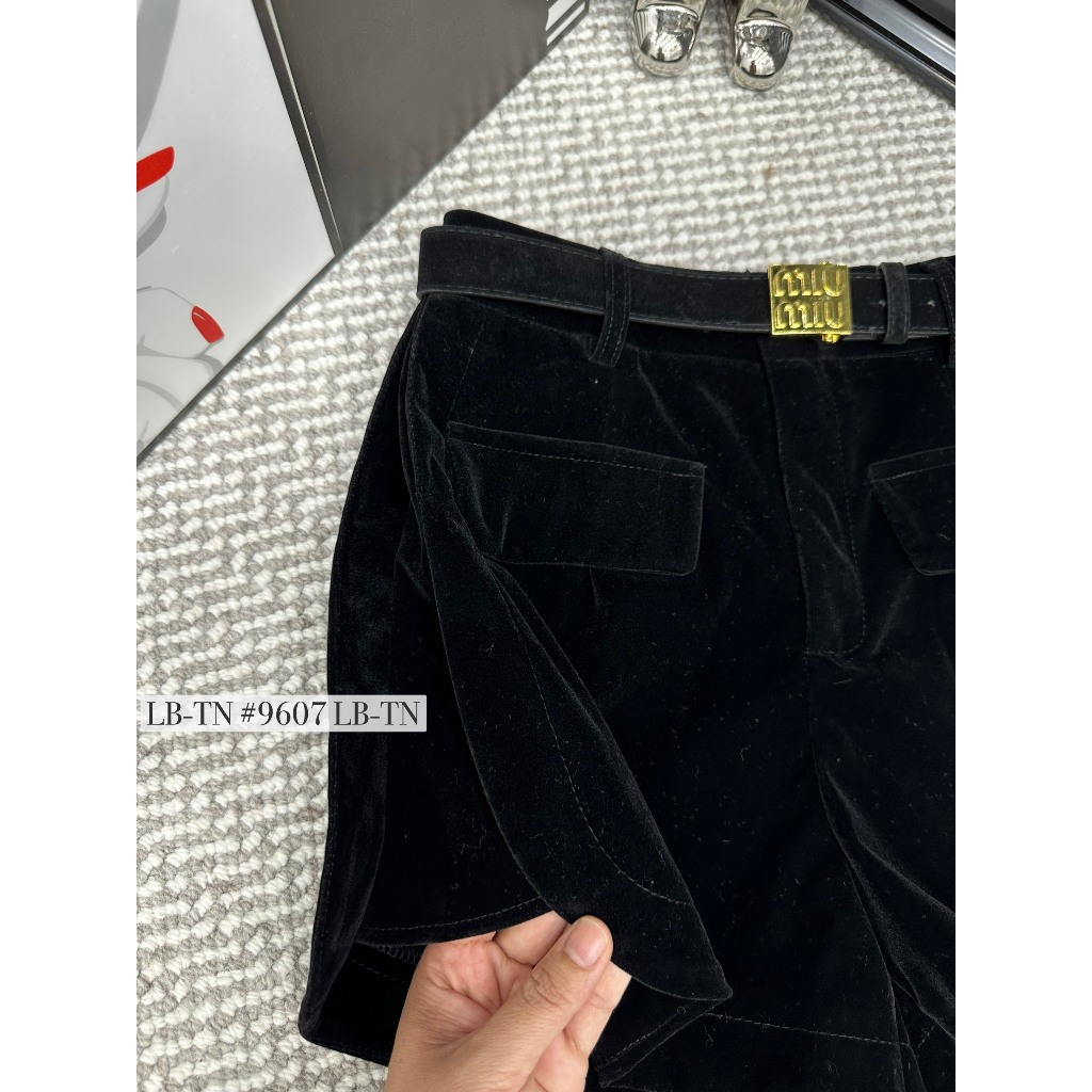 Quần sooc nhung kèm đai MiuMiu siêu xinh