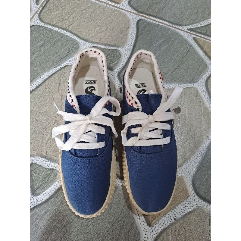 Giày thể thao tồn kho ký gửi cần sang quán