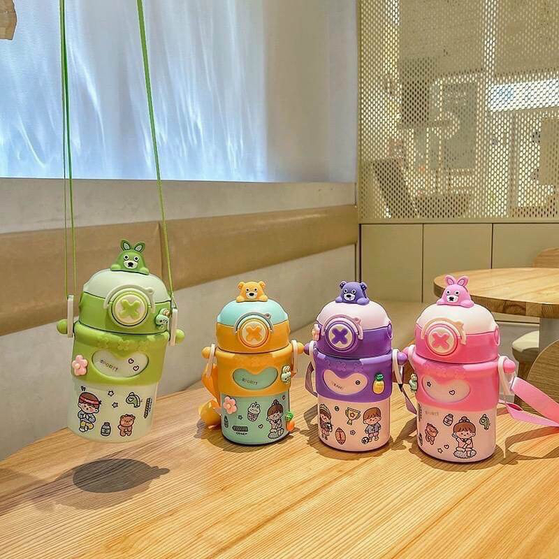 Bình nước bằng nhựa nguyên sinh 700ml, kèm sticker cực dễ thương