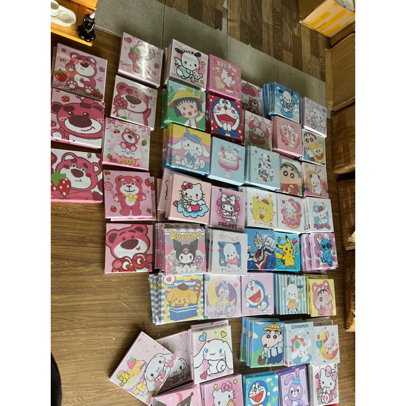 Tranh đính đá có khung full đá- size 20x20cm hoạt hình, gấu dâu và cặp đôi có khung gỗ căng sẵn và khung để bàn