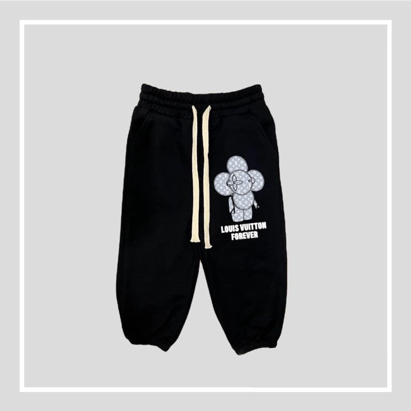 Quần nỉ joger da cá màu đen in hình logo cho bé trai bé gái size từ 12-40 cân