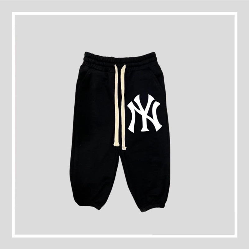 Quần nỉ joger da cá màu đen in hình logo cho bé trai bé gái size từ 12-40 cân