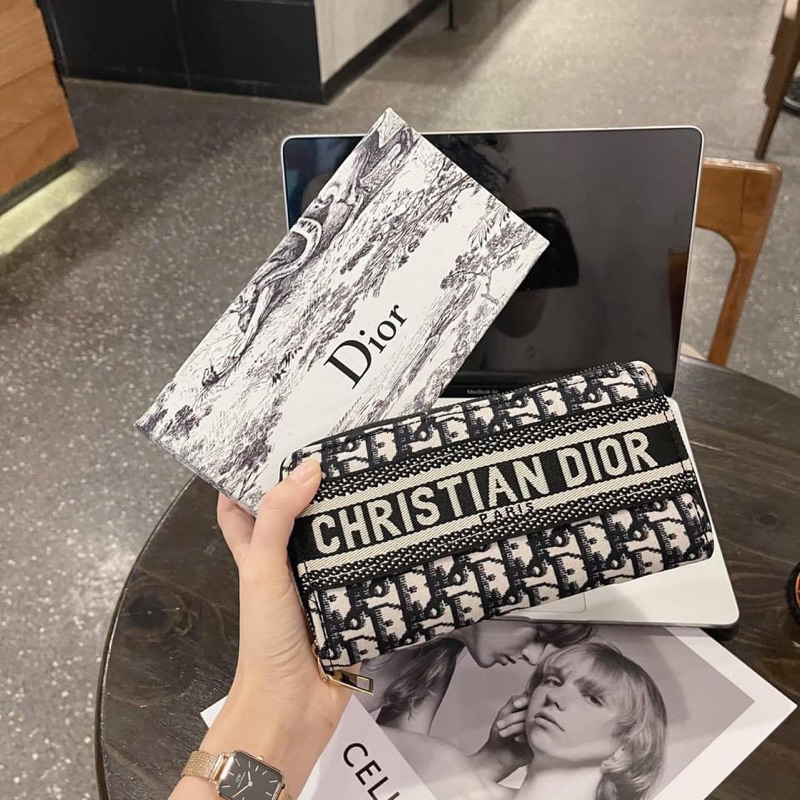 Ví đi ò nữa cầm tay chất vải đẹp ko phải hàng in rẻ