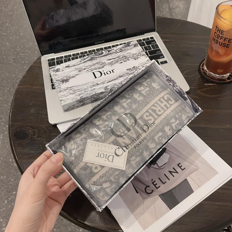 Ví đi ò nữa cầm tay chất vải đẹp ko phải hàng in rẻ