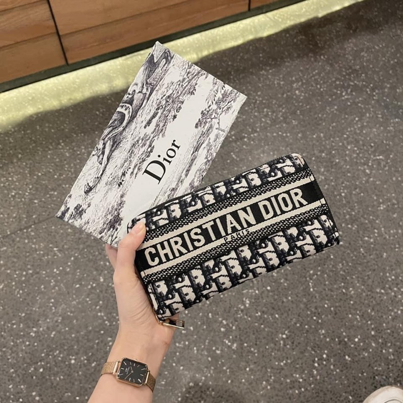 Ví đi ò nữa cầm tay chất vải đẹp ko phải hàng in rẻ