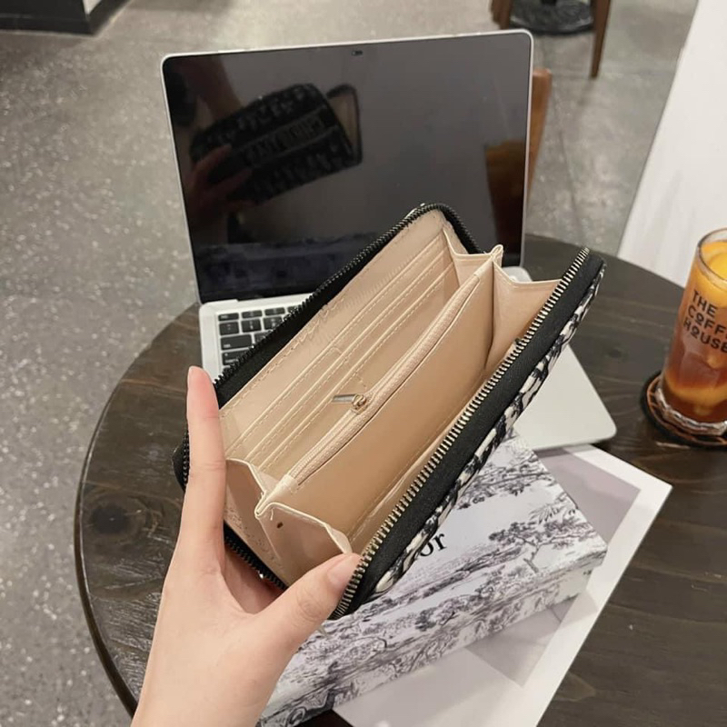 Ví đi ò nữa cầm tay chất vải đẹp ko phải hàng in rẻ