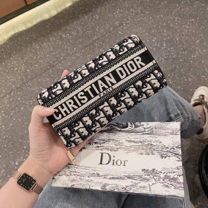 Ví đi ò nữa cầm tay chất vải đẹp ko phải hàng in rẻ