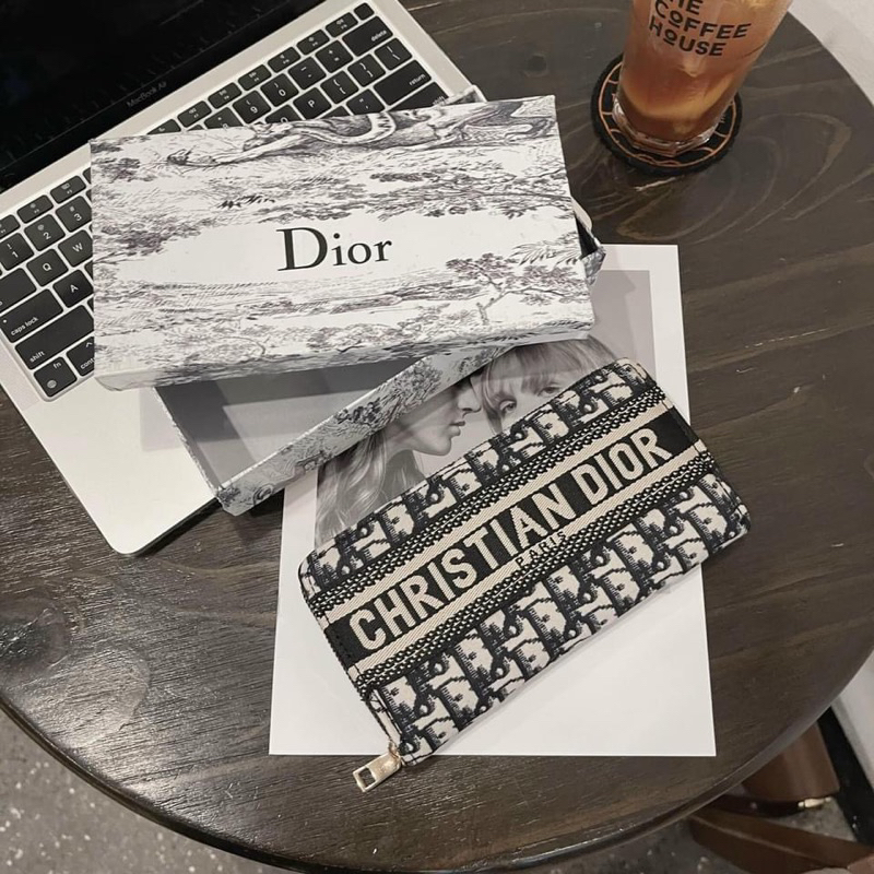 Ví đi ò nữa cầm tay chất vải đẹp ko phải hàng in rẻ