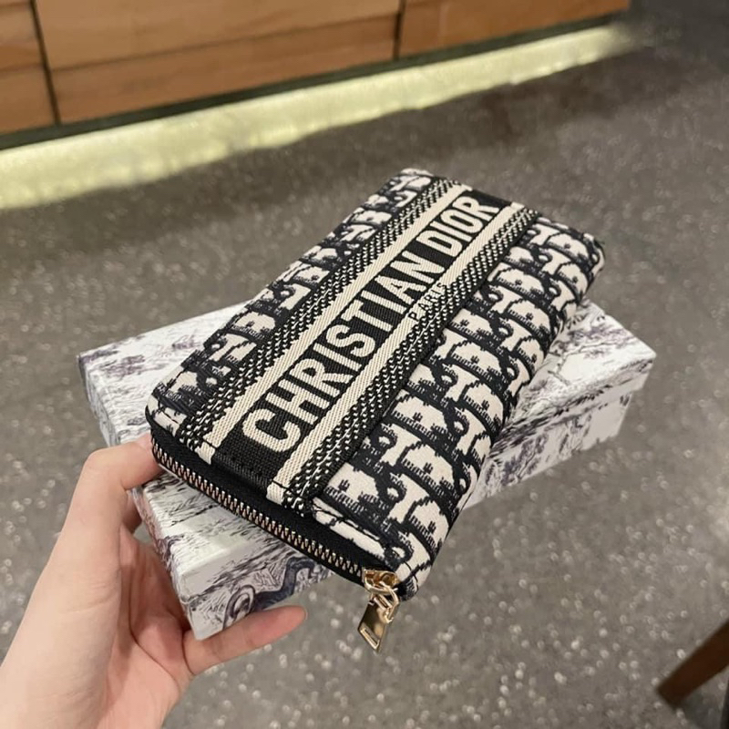 Ví đi ò nữa cầm tay chất vải đẹp ko phải hàng in rẻ