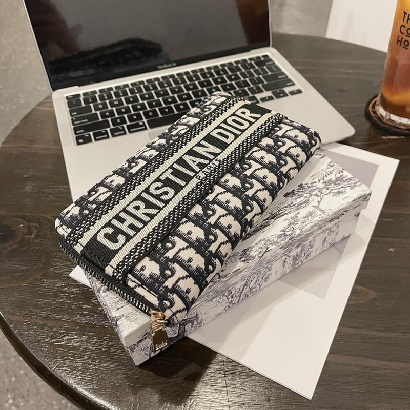 Ví đi ò nữa cầm tay chất vải đẹp ko phải hàng in rẻ