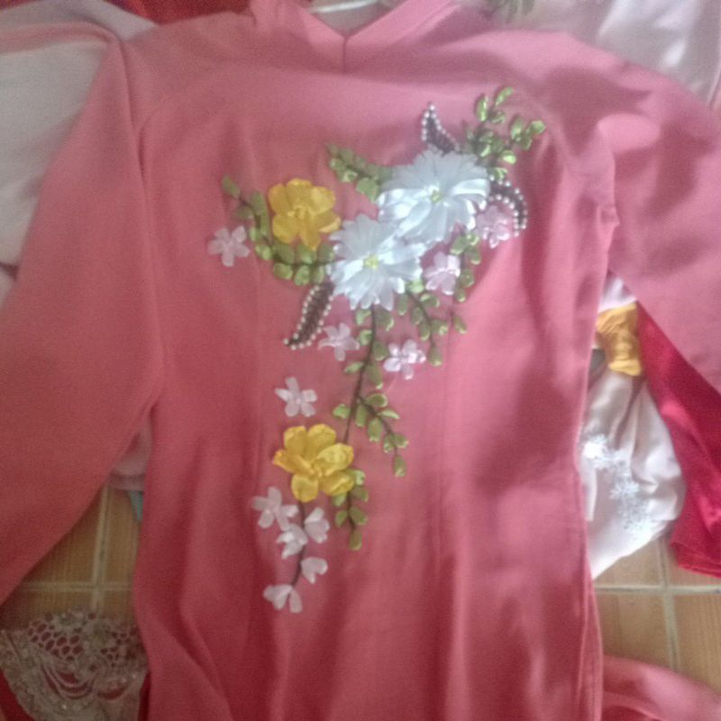 Áo dài chốt ngẫu nhiên.