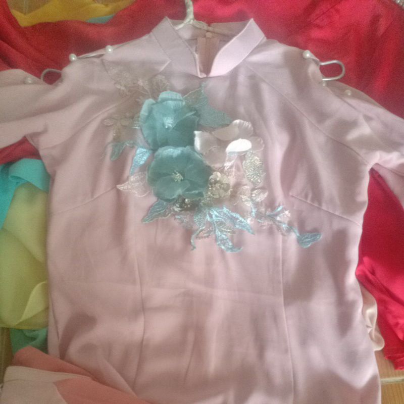Áo dài chốt ngẫu nhiên.