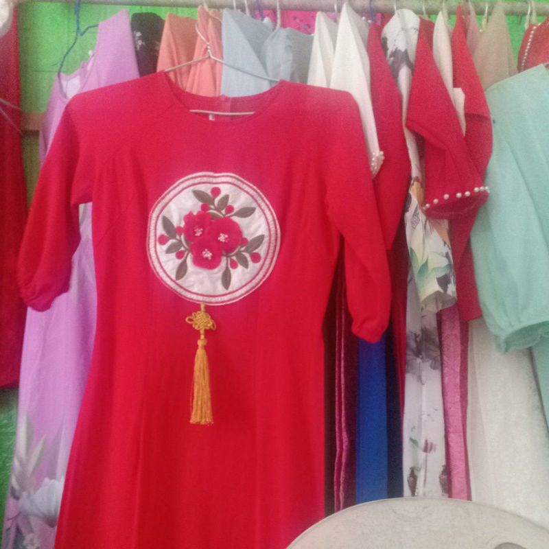 Áo dài chốt ngẫu nhiên.