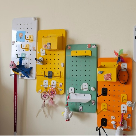 Bảng lỗ Pegboard Dola Home nhỏ gọn kim loại cao cấp treo tường và đặt bàn. Quà tặng cho bé học tập tốt và ngăn nắp