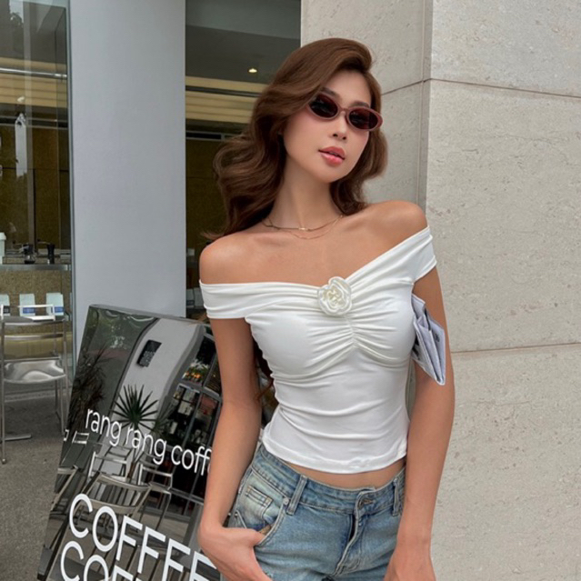Áo croptop bẹt vai kết hoa