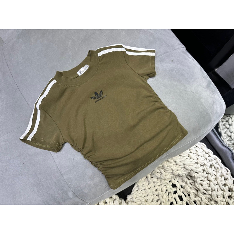 Áo croptop xanh rêu