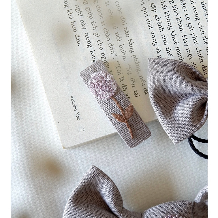 Kẹp tóc thêu tay Linen tone màu xám thêu hoa Cẩm tú cầu