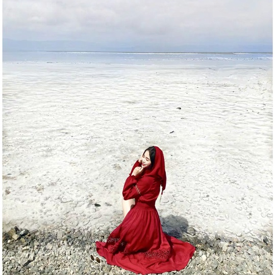 Váy maxi màu đỏ dáng dài xẻ tà đùi có mũ - MS105