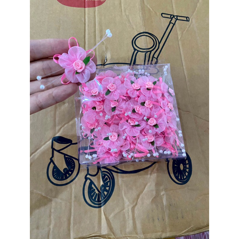 Hoa cài áo  dành cho họ nhà trai, họ nhà gái trong đám cưới