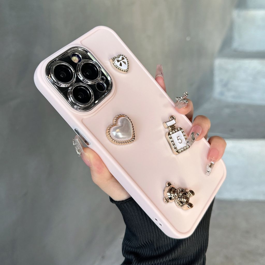 Ốp Lưng Iphone Bảo Vệ Camera Gắn Hoa Trà và Trái Tim 𝟳𝗽𝗹𝘂𝘀/𝗫/𝗫𝘀𝗺𝗮𝘅/𝟭𝟭/𝟭𝟭𝗽𝗿𝗼𝗺𝗮𝘅/𝟭𝟮/𝟭𝟮𝗽𝗿𝗼𝗺𝗮𝘅/𝟭𝟯/𝟭𝟯𝗽𝗿𝗼𝗺𝗮𝘅/𝟭𝟰/𝟭𝟰𝗽𝗿𝗼𝗺𝗮𝘅