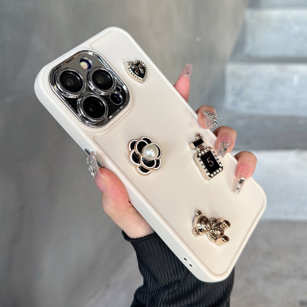 Ốp Lưng Iphone Bảo Vệ Camera Gắn Hoa Trà và Trái Tim 𝟳𝗽𝗹𝘂𝘀/𝗫/𝗫𝘀𝗺𝗮𝘅/𝟭𝟭/𝟭𝟭𝗽𝗿𝗼𝗺𝗮𝘅/𝟭𝟮/𝟭𝟮𝗽𝗿𝗼𝗺𝗮𝘅/𝟭𝟯/𝟭𝟯𝗽𝗿𝗼𝗺𝗮𝘅/𝟭𝟰/𝟭𝟰𝗽𝗿𝗼𝗺𝗮𝘅