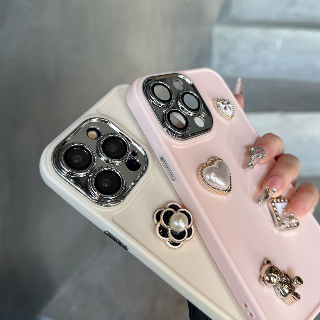 Ốp Lưng Iphone Bảo Vệ Camera Gắn Hoa Trà và Trái Tim 𝟳𝗽𝗹𝘂𝘀/𝗫/𝗫𝘀𝗺𝗮𝘅/𝟭𝟭/𝟭𝟭𝗽𝗿𝗼𝗺𝗮𝘅/𝟭𝟮/𝟭𝟮𝗽𝗿𝗼𝗺𝗮𝘅/𝟭𝟯/𝟭𝟯𝗽𝗿𝗼𝗺𝗮𝘅/𝟭𝟰/𝟭𝟰𝗽𝗿𝗼𝗺𝗮𝘅