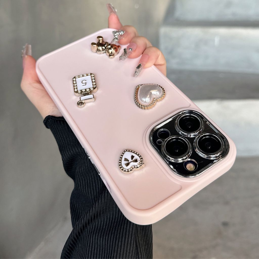 Ốp Lưng Iphone Bảo Vệ Camera Gắn Hoa Trà và Trái Tim 𝟳𝗽𝗹𝘂𝘀/𝗫/𝗫𝘀𝗺𝗮𝘅/𝟭𝟭/𝟭𝟭𝗽𝗿𝗼𝗺𝗮𝘅/𝟭𝟮/𝟭𝟮𝗽𝗿𝗼𝗺𝗮𝘅/𝟭𝟯/𝟭𝟯𝗽𝗿𝗼𝗺𝗮𝘅/𝟭𝟰/𝟭𝟰𝗽𝗿𝗼𝗺𝗮𝘅