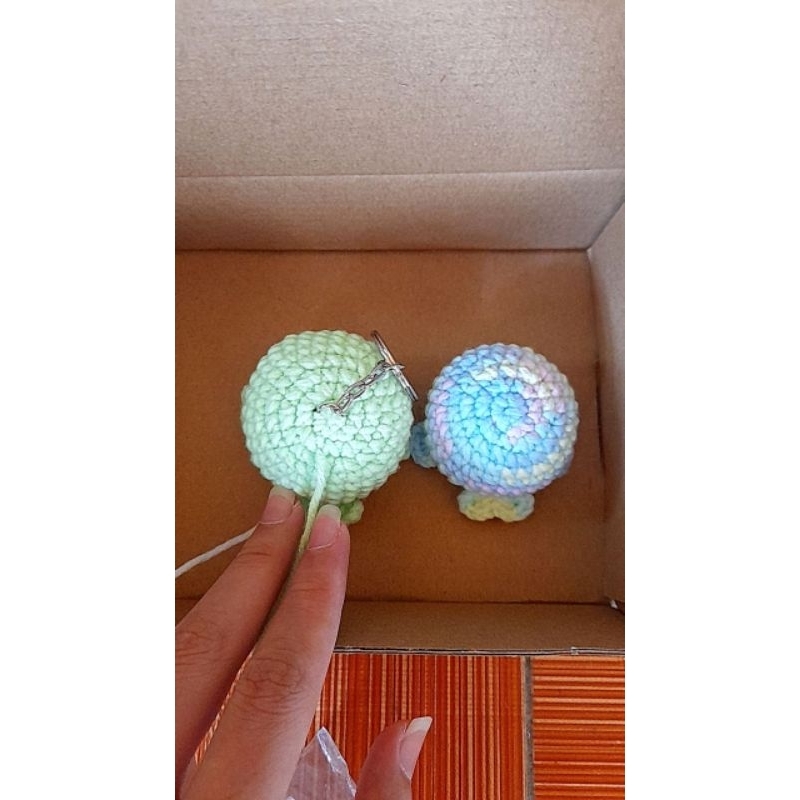 Móc khóa cá voi bằng len handmade