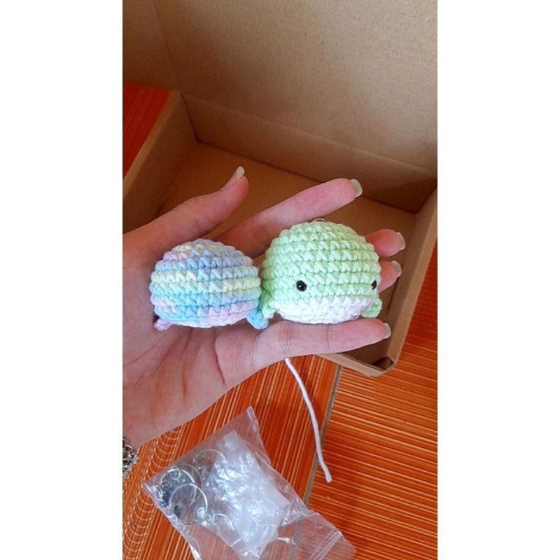 Móc khóa cá voi bằng len handmade