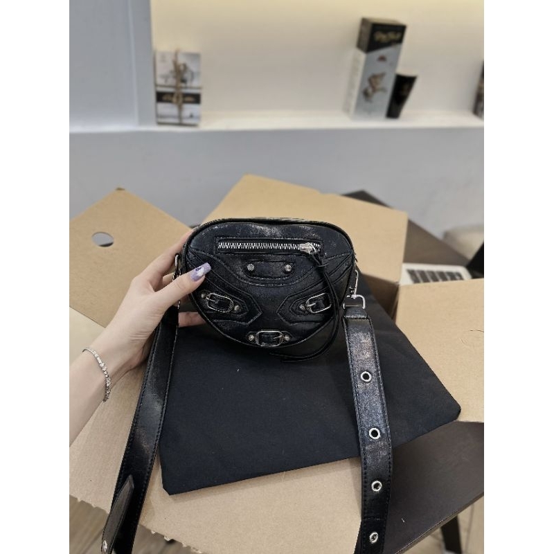 Túi đeo chéo balen trái tim đinh size 18