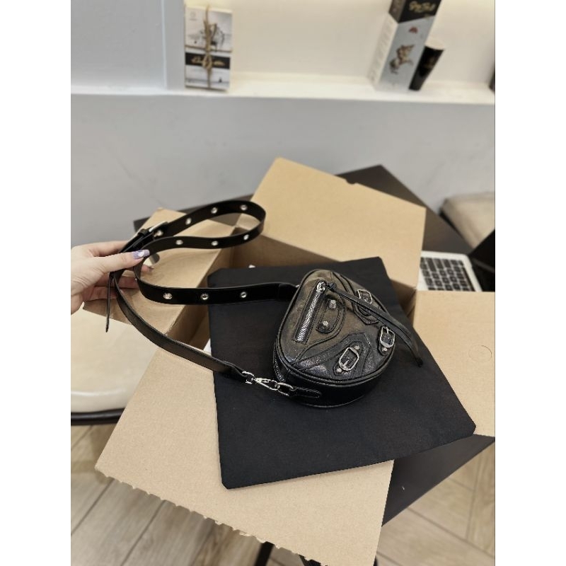 Túi đeo chéo balen trái tim đinh size 18