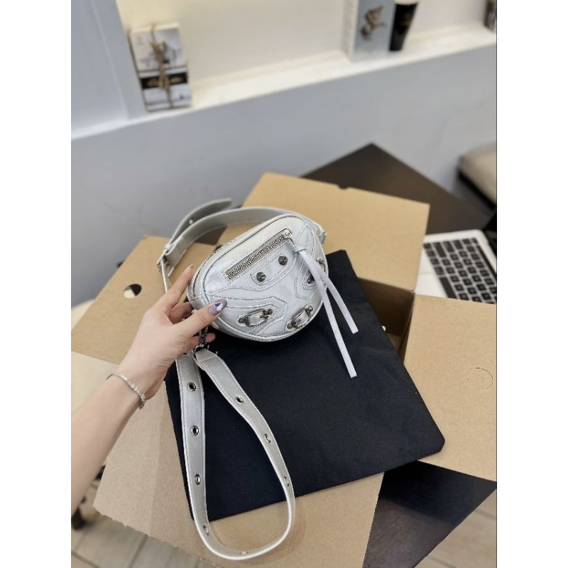 Túi đeo chéo balen trái tim đinh size 18