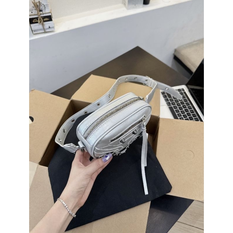 Túi đeo chéo balen trái tim đinh size 18