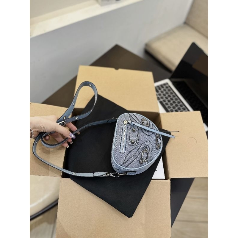 Túi đeo chéo balen trái tim đinh size 18