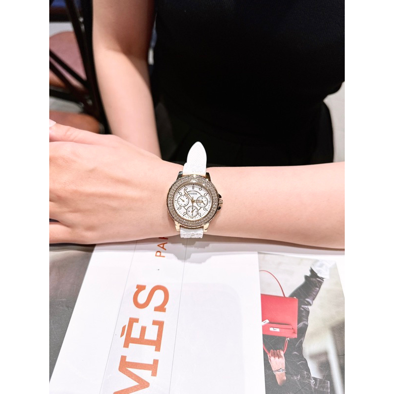 Đồng hồ nữ GUES GW0411L1 mặt tròn dây silicon trắng siz 34mm