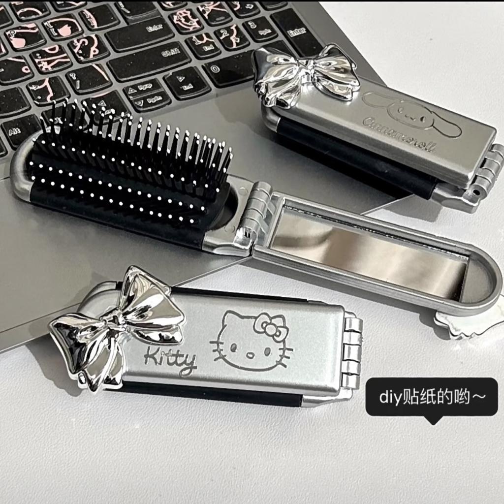 Lược Gấp Tích Hợp Gương Trang Điểm Hai Chức Năng Hình Mèo Kitty Sanrio