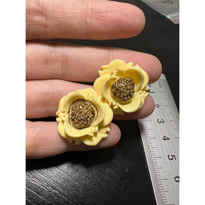 Bông tai hoa bằng nhựa, kẹp, nhiều mẫu