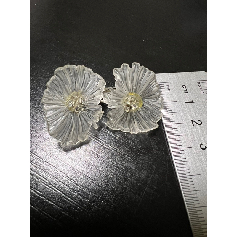 Bông tai hoa bằng nhựa, kẹp, nhiều mẫu