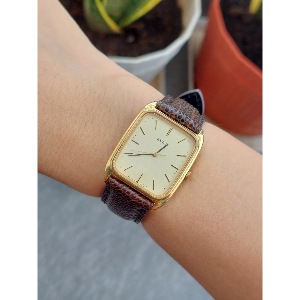 Đồng hồ nam Seiko mặt tank kính sapphire chạy pin hàng Si